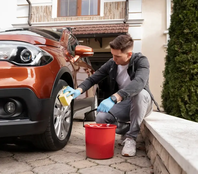 Lavage auto à domicile Vitrac-sur-Montane : professionnel intervenant sur un véhicule